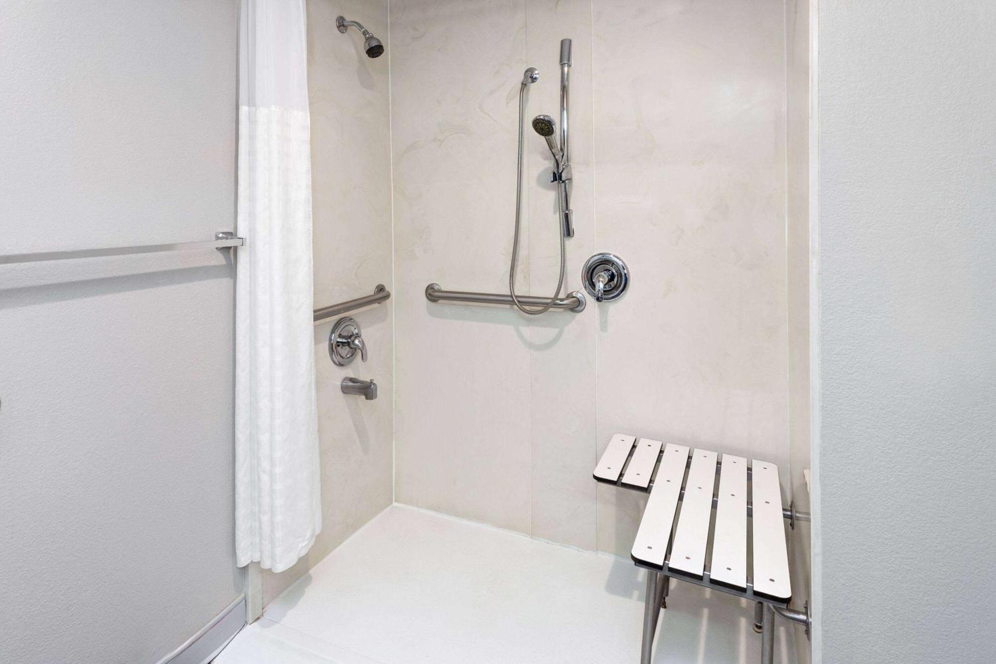 La Quinta Inn By Wyndham Cleveland Independence Bagian luar foto