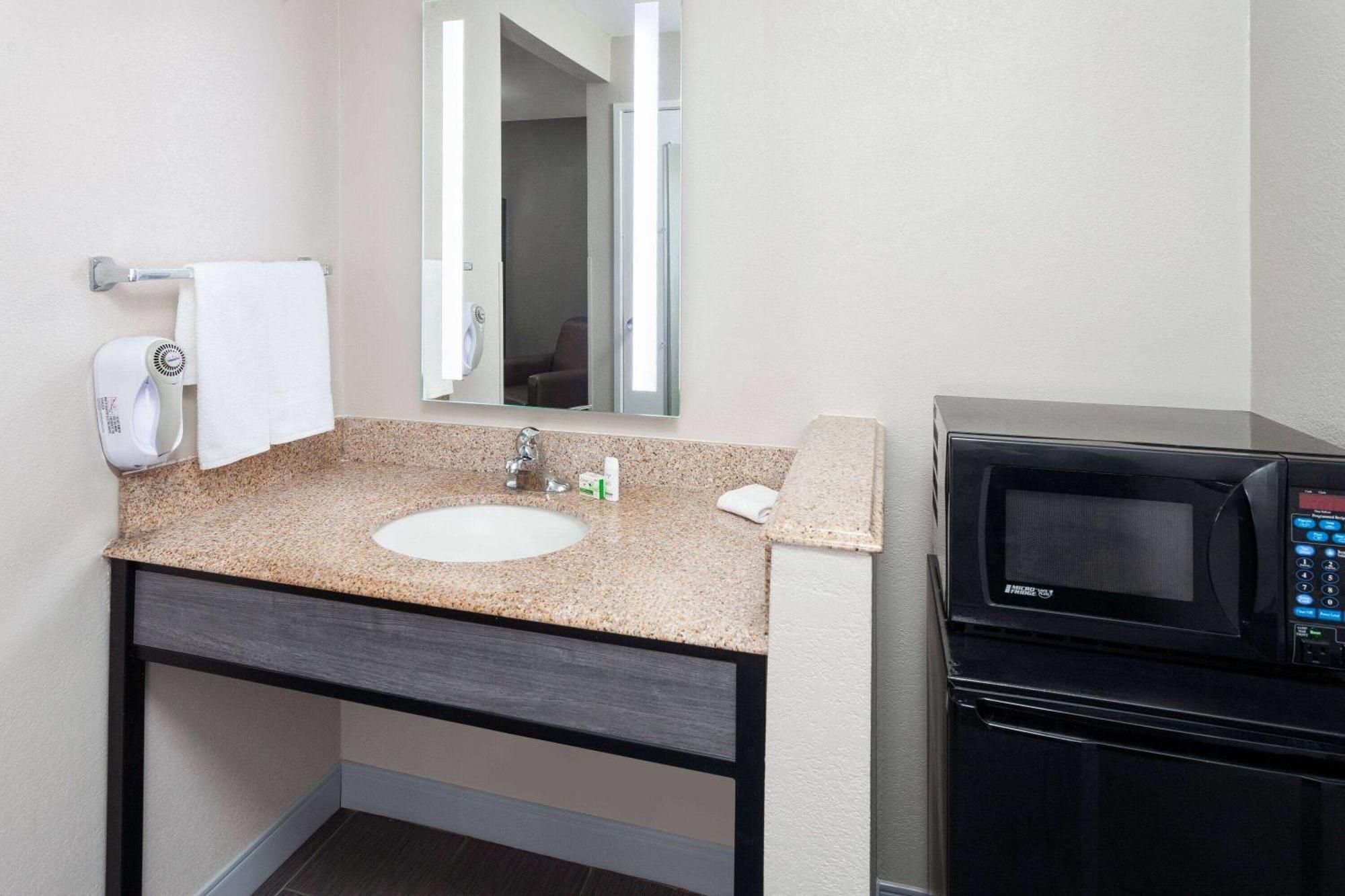 La Quinta Inn By Wyndham Cleveland Independence Bagian luar foto