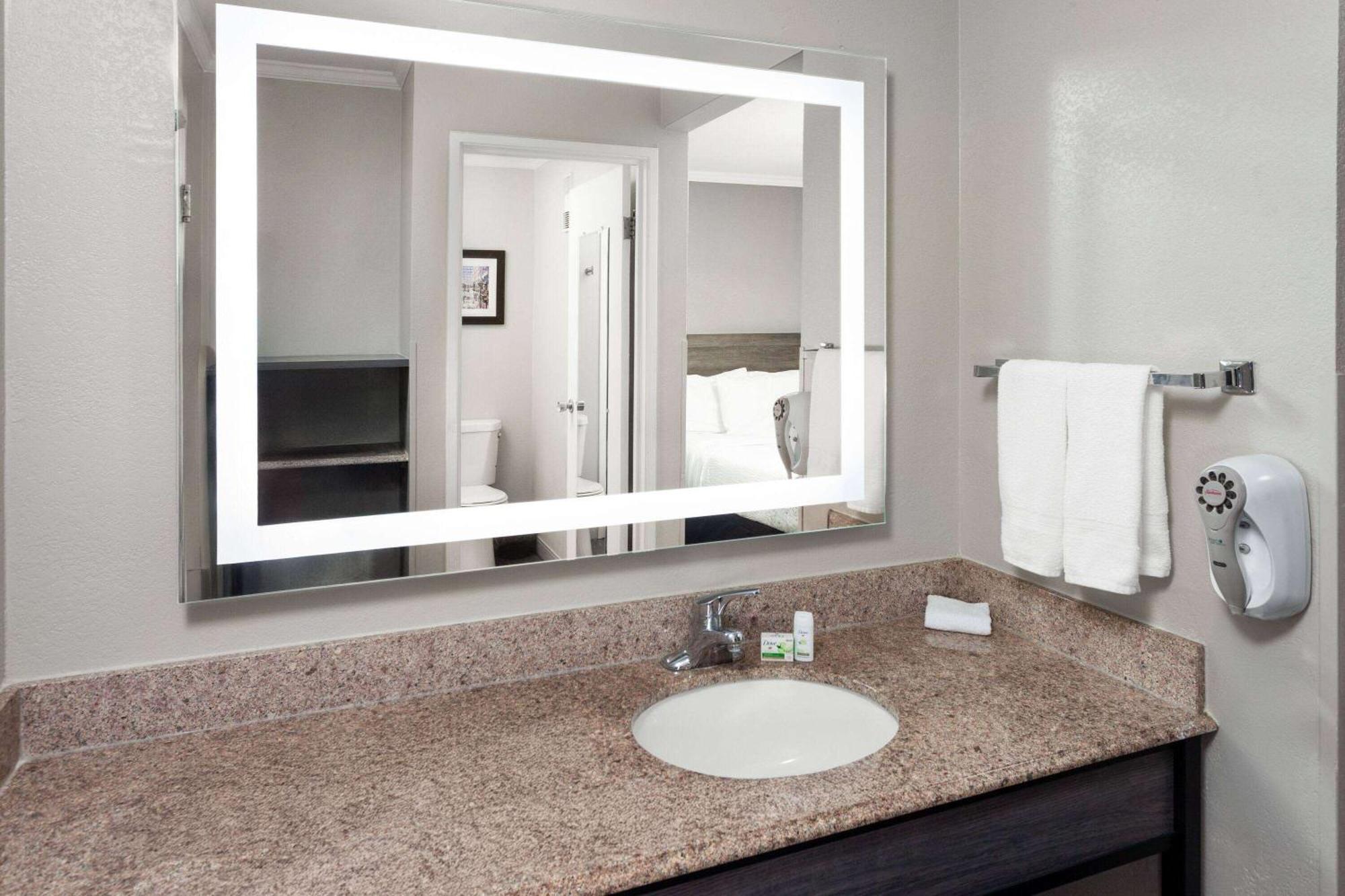 La Quinta Inn By Wyndham Cleveland Independence Bagian luar foto